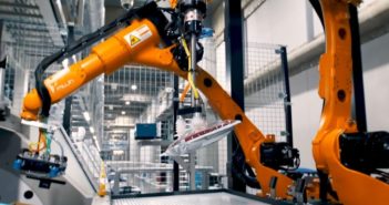 Uniqlo finalise l’automatisation totale d’un entrepôt avec des robots d’emballage de vêtements (Cr Photo Mujin)